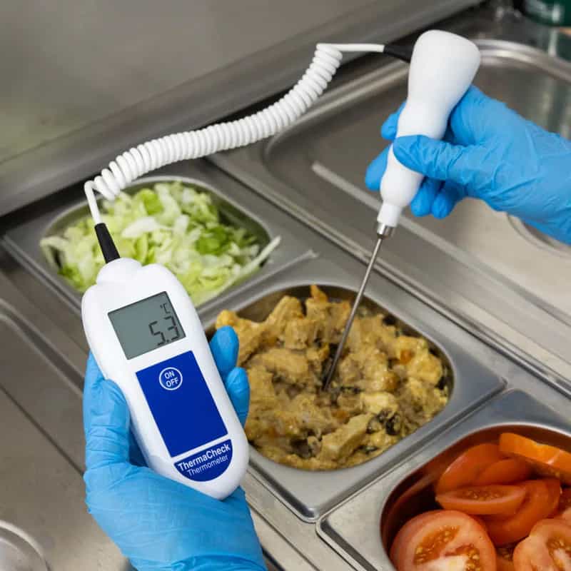 Termometr gastronomiczny ETI ThermaCheck z sondą szpilkową - ±0,3 °C – w użyciu (miniatura)