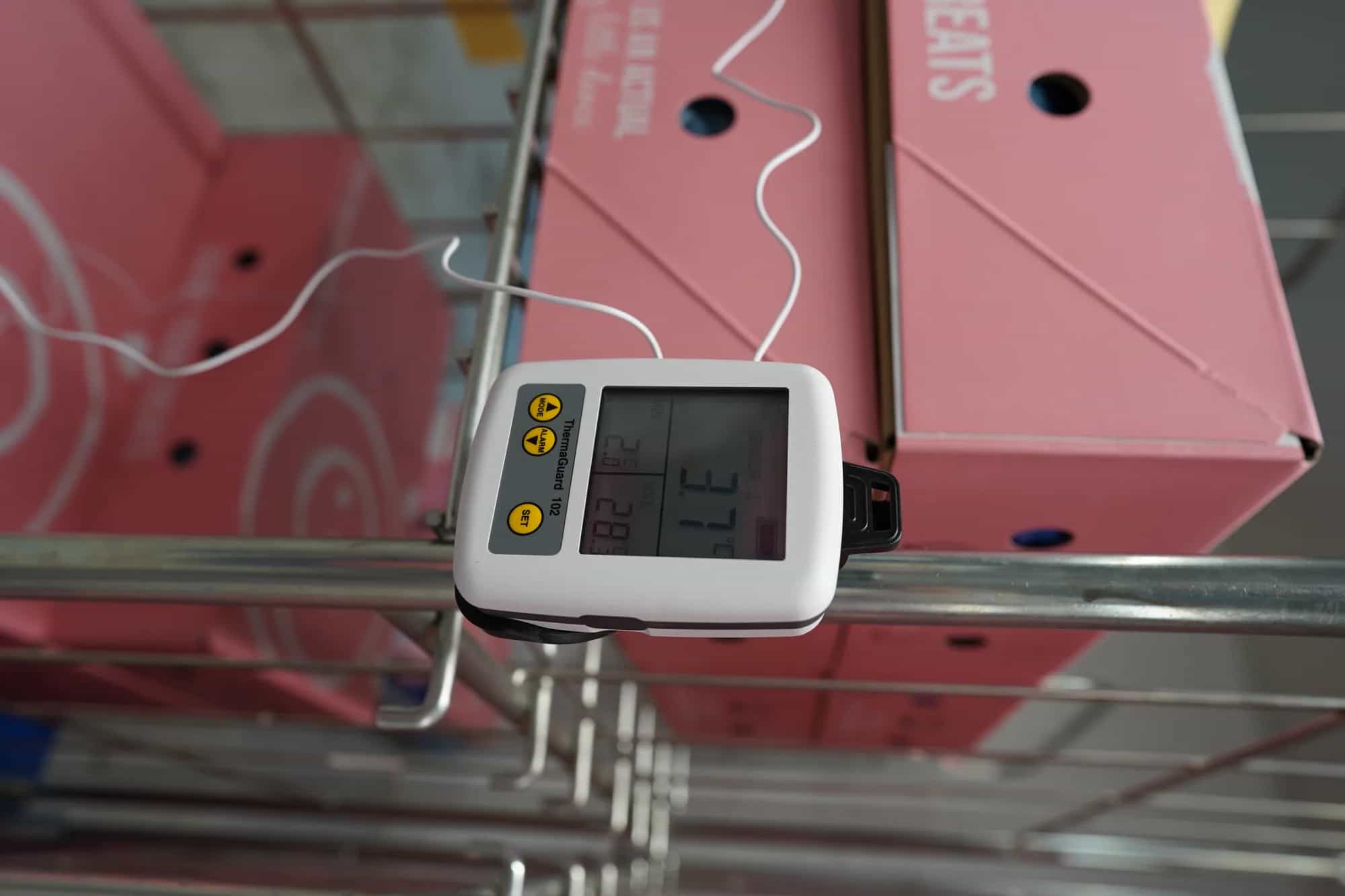 Termometr ETI ThermaGuard 102 z 2 sondami do lodówki i zamrażarki - alarm i ±0,4 °C – widok 7 (miniatura)