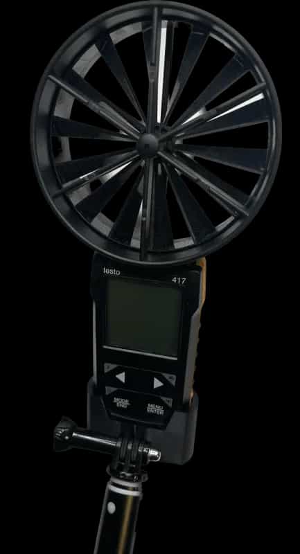 Zbliżenie na anemometr Testo 417 osadzony w uchwycie teleskopu (miniatura)