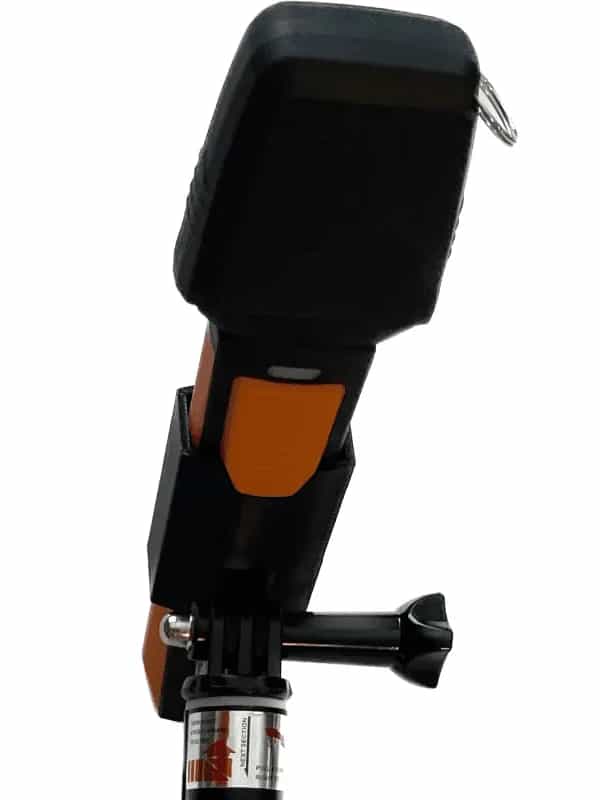 Anemometr Testo 410i zamontowany na teleskopie — widok zestawu z boku (miniatura)