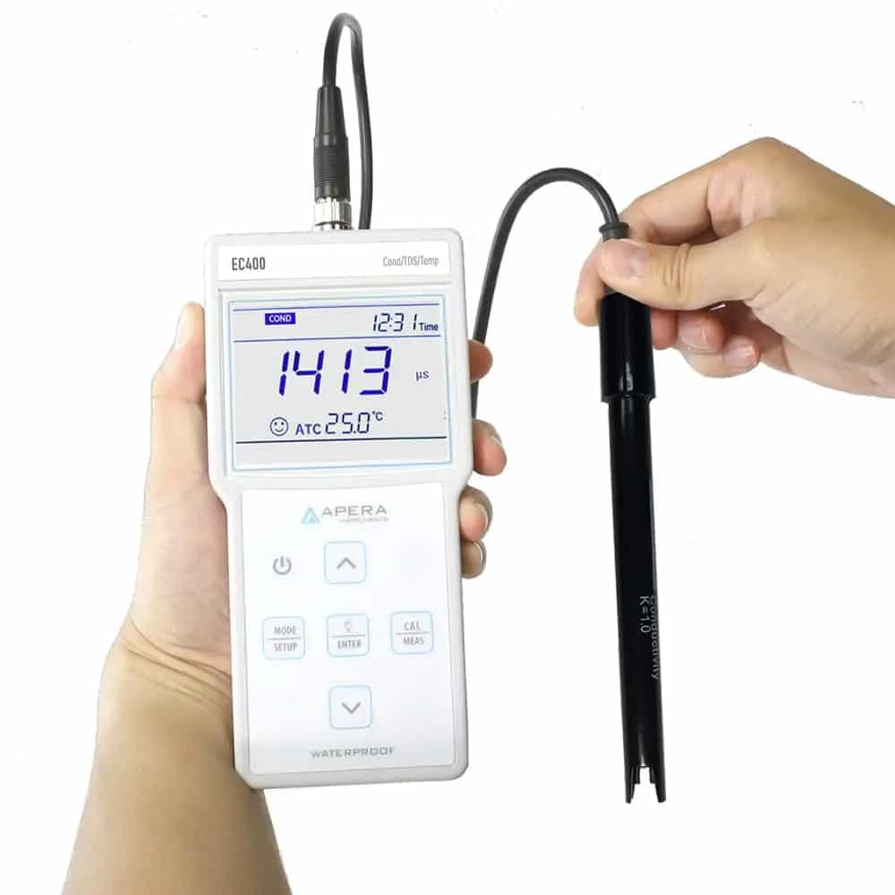 Apera EC400 – wielkość urządzenia w dłoni (miniatura)