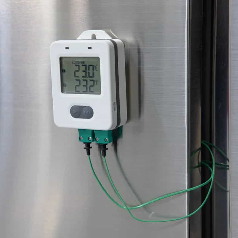 Rejestrator temperatury ETI ThermaData 291-121 z dwoma wejściami na sondy termoparowe typu K, zakres -100 do +1372 °C – w użyciu (miniatura)
