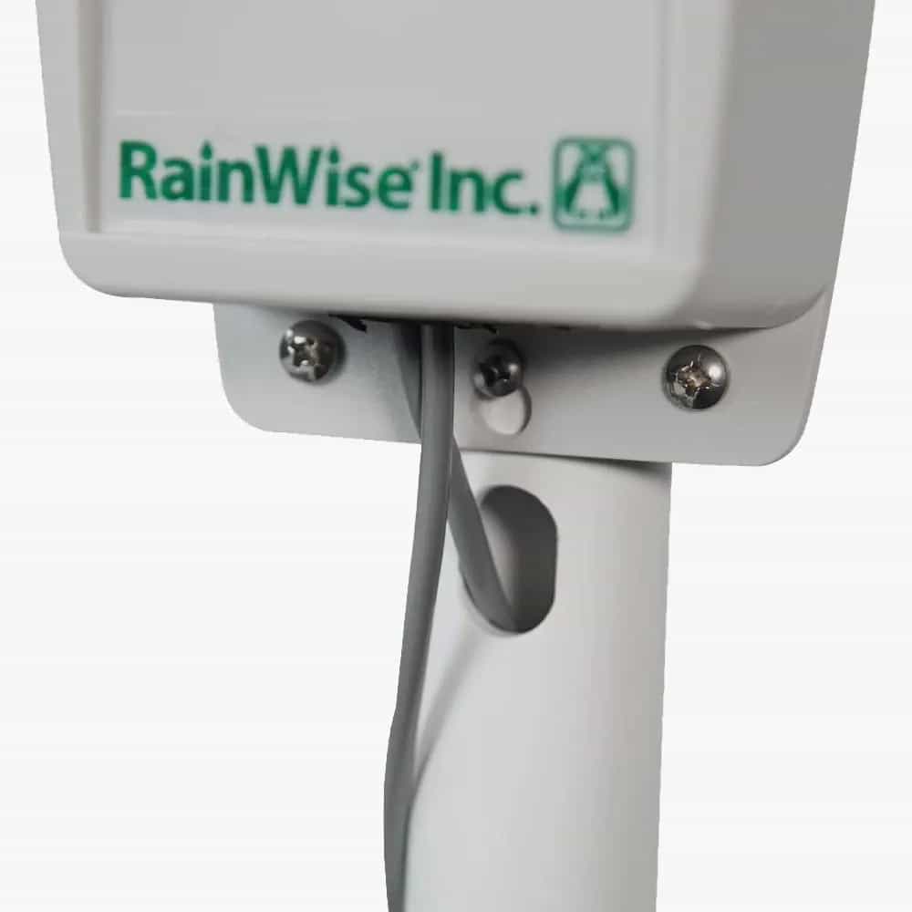 Detal uchwytu montażowego stacji RainWise PVMet 75 — śruby i złącze przewodu przy obudowie (miniatura)