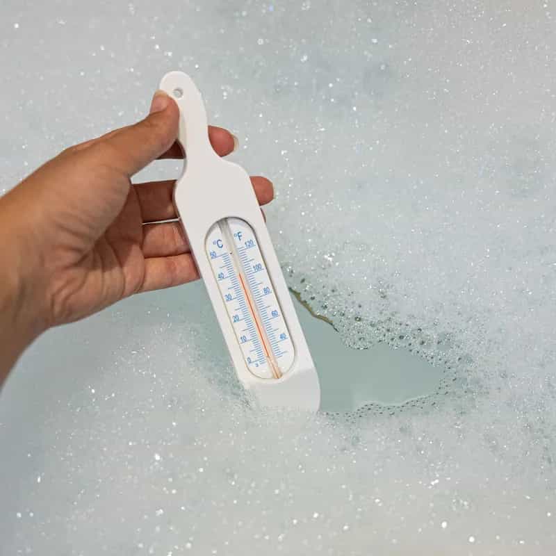 Termometr do kąpieli ETI – zakres 0 – 50 °C, bez baterii – w użyciu (miniatura)