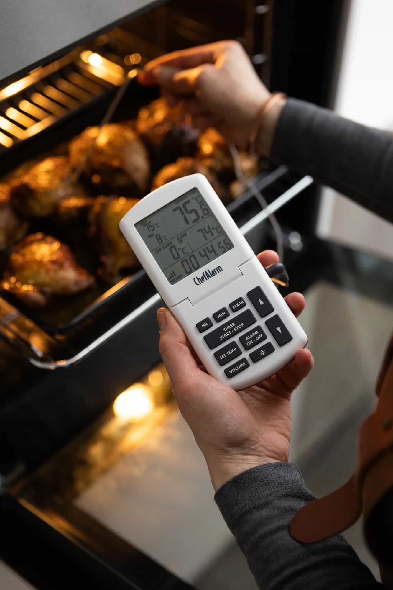 Termometr z alarmem ETI ChefAlarm – zakres -50 do 300 °C, timer i alarm 92 dB – w użyciu (miniatura)
