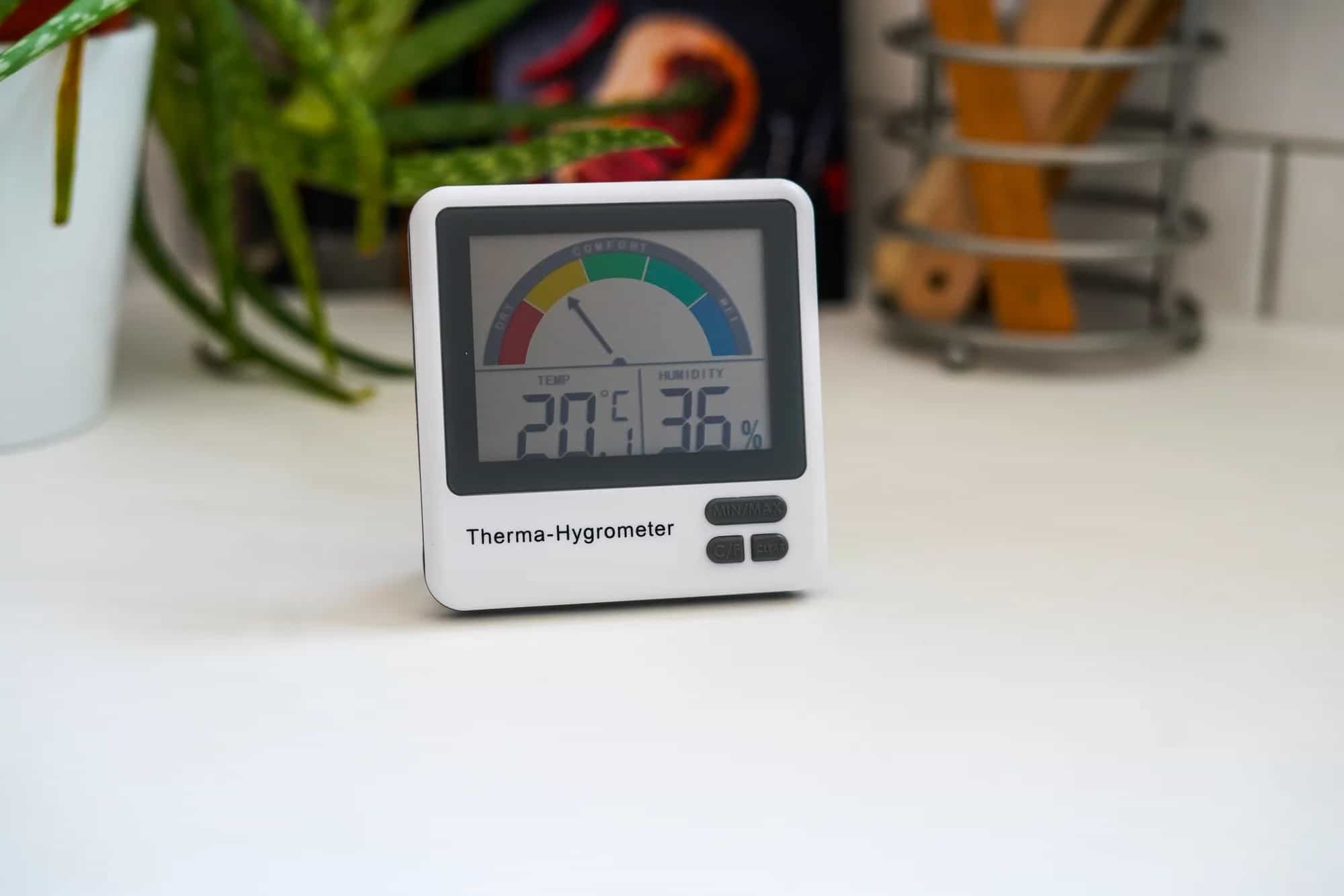 Termohigrometr elektroniczny ETI 810-130 ze wskaźnikiem komfortu - temperatura i wilgotność – w użyciu (miniatura)