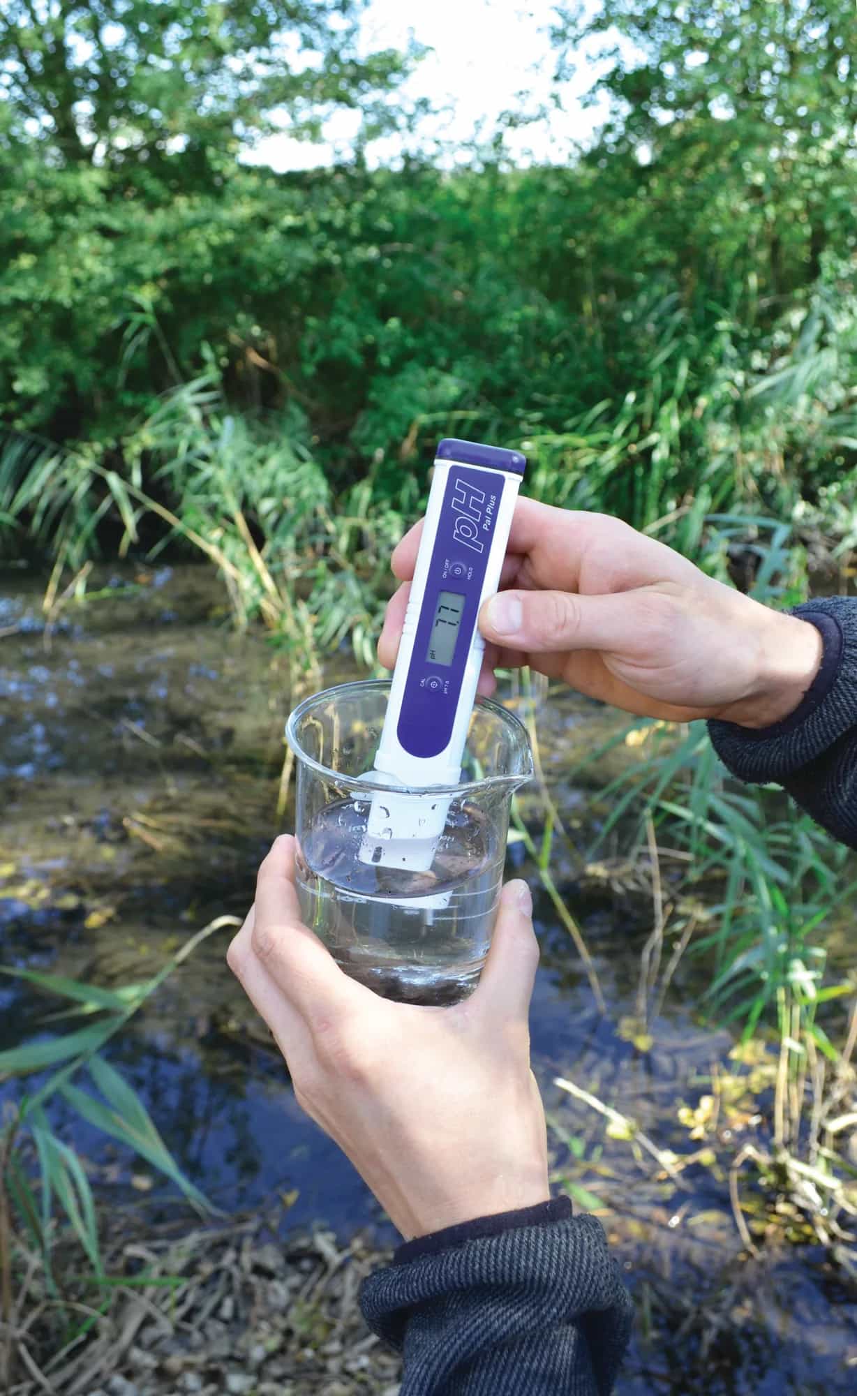 Tester pH ETI pH PAL Plus - kieszonkowy pehametr 0-14 pH – w użyciu (miniatura)