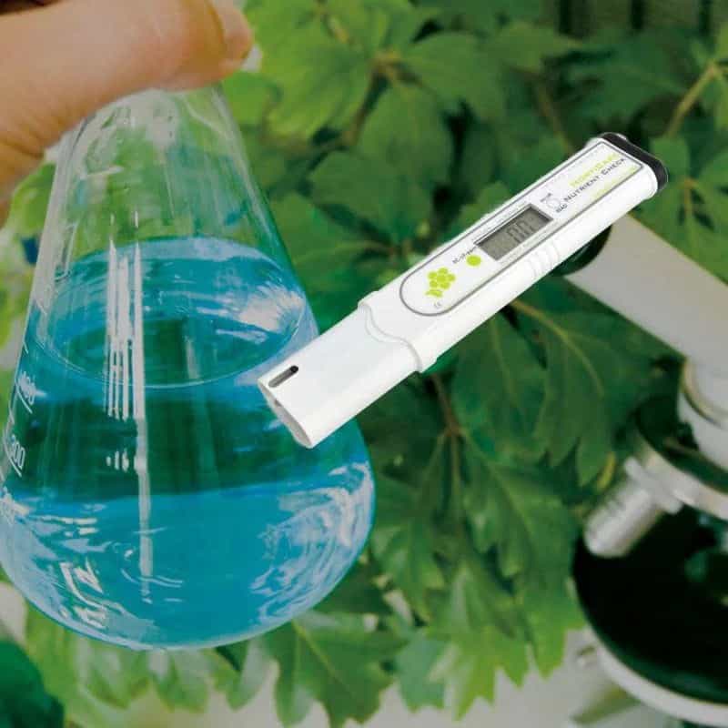 Miernik HortiCare 813-771 mierzący przewodność niebieskiego roztworu odżywczego w kolbie - uprawa hydroponiczna (miniatura)