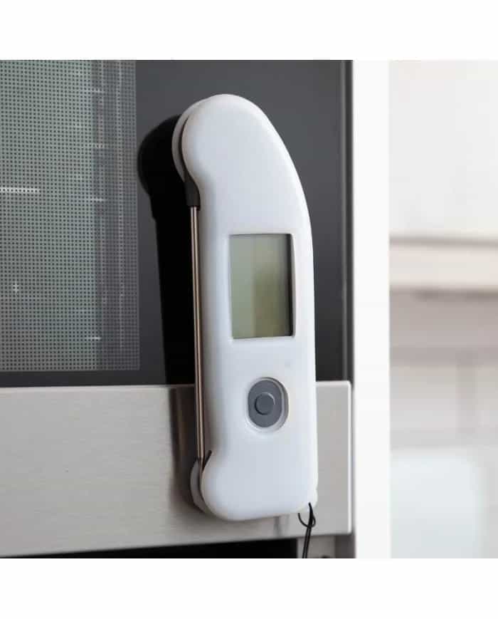 Termometr Thermapen ONE Blue w białym etui silikonowym przymocowany magnesem do drzwi chłodziarki (miniatura)
