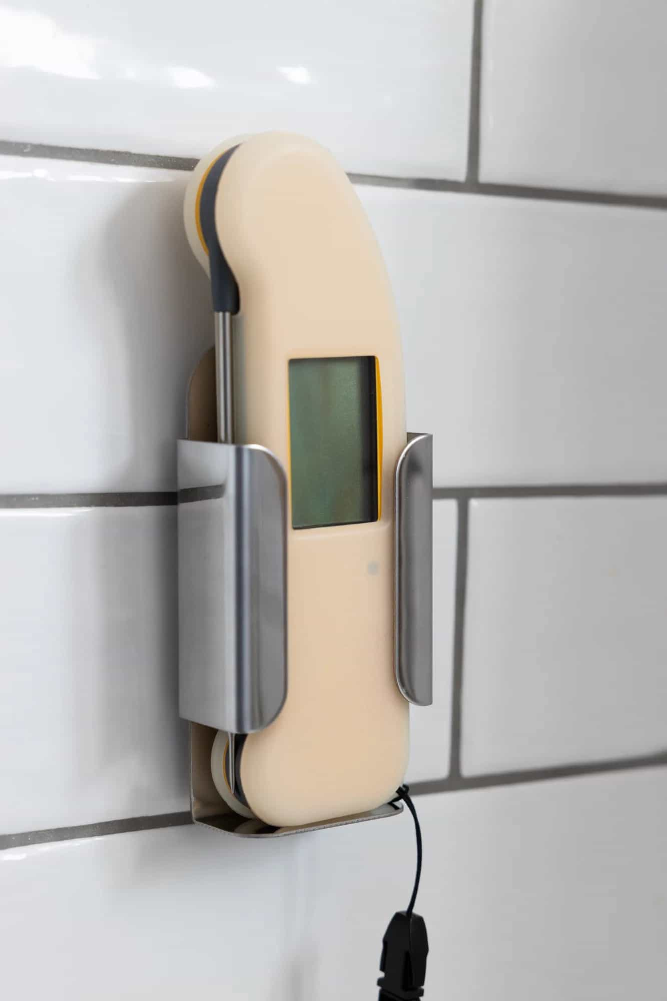 Uchwyt ścienny ETI ze stali nierdzewnej do termometrów Thermapen – widok 5 (miniatura)