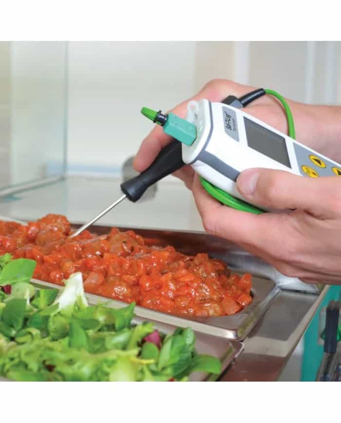 Termometr ETI Saf-T-Log w użyciu - pomiar temperatury potrawy sondą penetracyjną na linii cateringowej (miniatura)