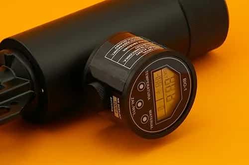 Wilgotnościomierz BIO-1 z widocznym wyświetlaczem LCD otoczony różnorodnymi próbkami biopaliw (miniatura)