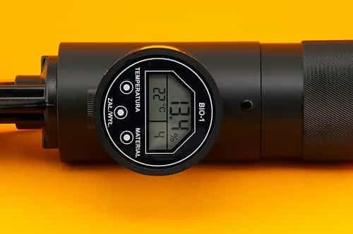 Zbliżenie na wyświetlacz LCD BIO-1 pokazujący odczyt wilgotności i temperatury podczas pomiaru (miniatura)