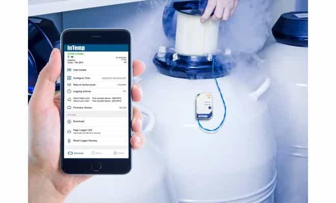 Rejestrator CX703 z sondą umieszczoną w zbiorniku z ciekłym azotem podczas pomiaru temperatury kriogenicznej (miniatura)