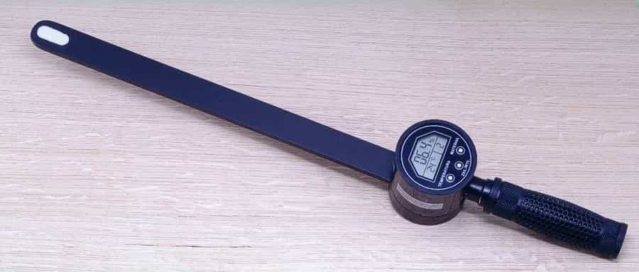 Zbliżenie na aktywny wyświetlacz LCD miernika HIT-RHF podczas pomiaru na drewnianej powierzchni (miniatura)