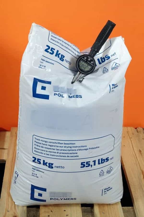 Wskaźnik wilgotności HIT-RHTS wetknięty w worek granulatu tworzyw na palecie produkcyjnej (miniatura)