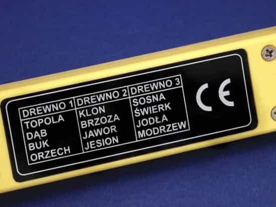 Wilgotnościomierz HYGROPEN leżący na desce drewnianej z elektrodami wbitymi w powierzchnię (miniatura)