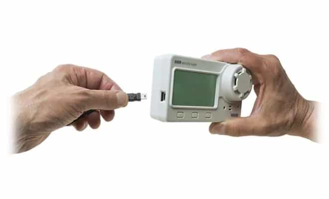Dwie dłonie podłączające kabel USB do rejestratora HOBO MX1102A (miniatura)