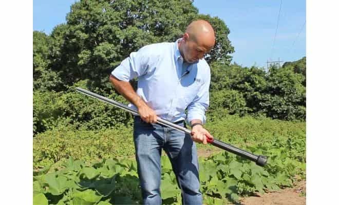 Technik wbijający pręt prowadzący HOBOnet w grunt na polu uprawnym przy użyciu młota bezwładnościowego (miniatura)