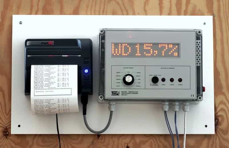 Miernik PWT-8FIT z drukarką wyników podczas pracy — odczyt temperatury drewna i wydruk pomiarów (miniatura)
