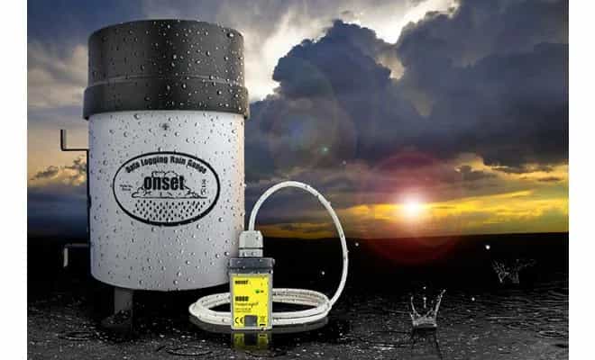 Rejestrator HOBO RG3-M z rejestratorem Pendant w warunkach terenowych podczas burzy (miniatura)