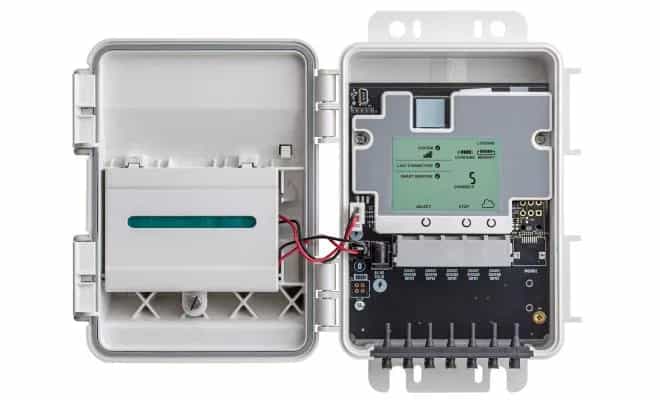 Otwarta obudowa stacji HOBO MicroRX 2101 z widocznym wyświetlaczem LCD, elektroniką i komorą na baterie (miniatura)