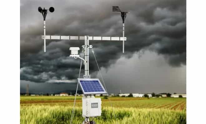 Panel słoneczny 5 W zamontowany na stacji meteorologicznej w polu podczas burzowej pogody (miniatura)