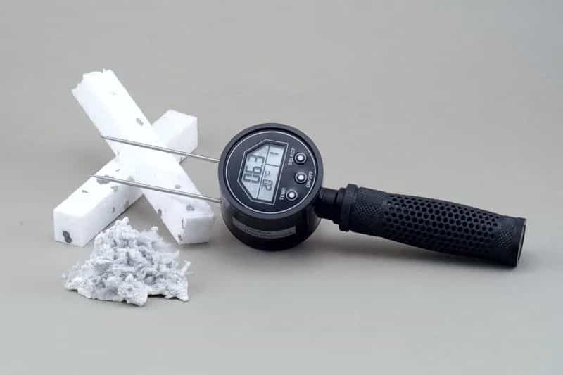 Elektrody wilgotnościomierza SWM-1 wbite w wełnę mineralną podczas pomiaru (miniatura)