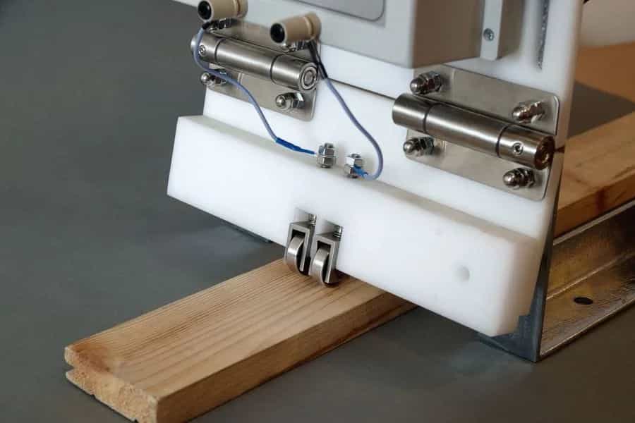 Detal stalowych elektrod kulkowych TROP-1R dociskanych sprężynami nad mocowaniem montażowym (miniatura)