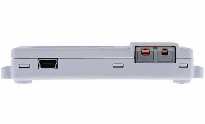 Widok boczny rejestratora HOBO UX100-014M — port USB i złącze termoparowe z miedzianymi stykami (miniatura)