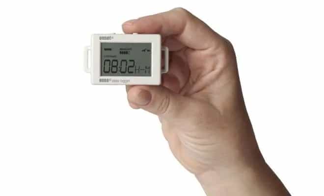 Dłoń trzymająca rejestrator HOBO UX90-001 — widok skali urządzenia (miniatura)