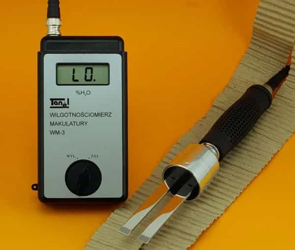 Wilgotnościomierz makulatury WM-3 z elektrodą obok zwoju tektury falistej — pomiar wilgotności makulatury (miniatura)