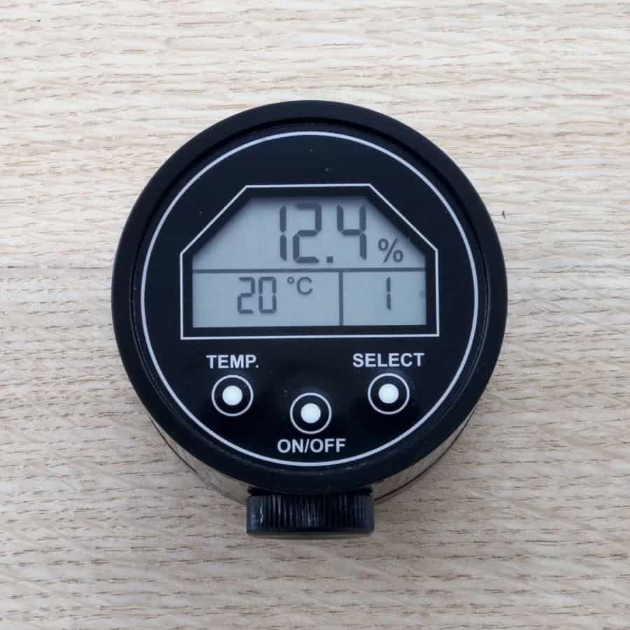 Zbliżenie wyświetlacza LCD WOK-1T pokazującego 12,4% wilgotności i 20°C temperatury (miniatura)
