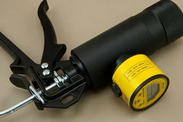 Mechanizm dźwigniowy wilgotnościomierza WTR-1E pokazujący układ ściskający próbkę i moduł pomiarowy (miniatura)