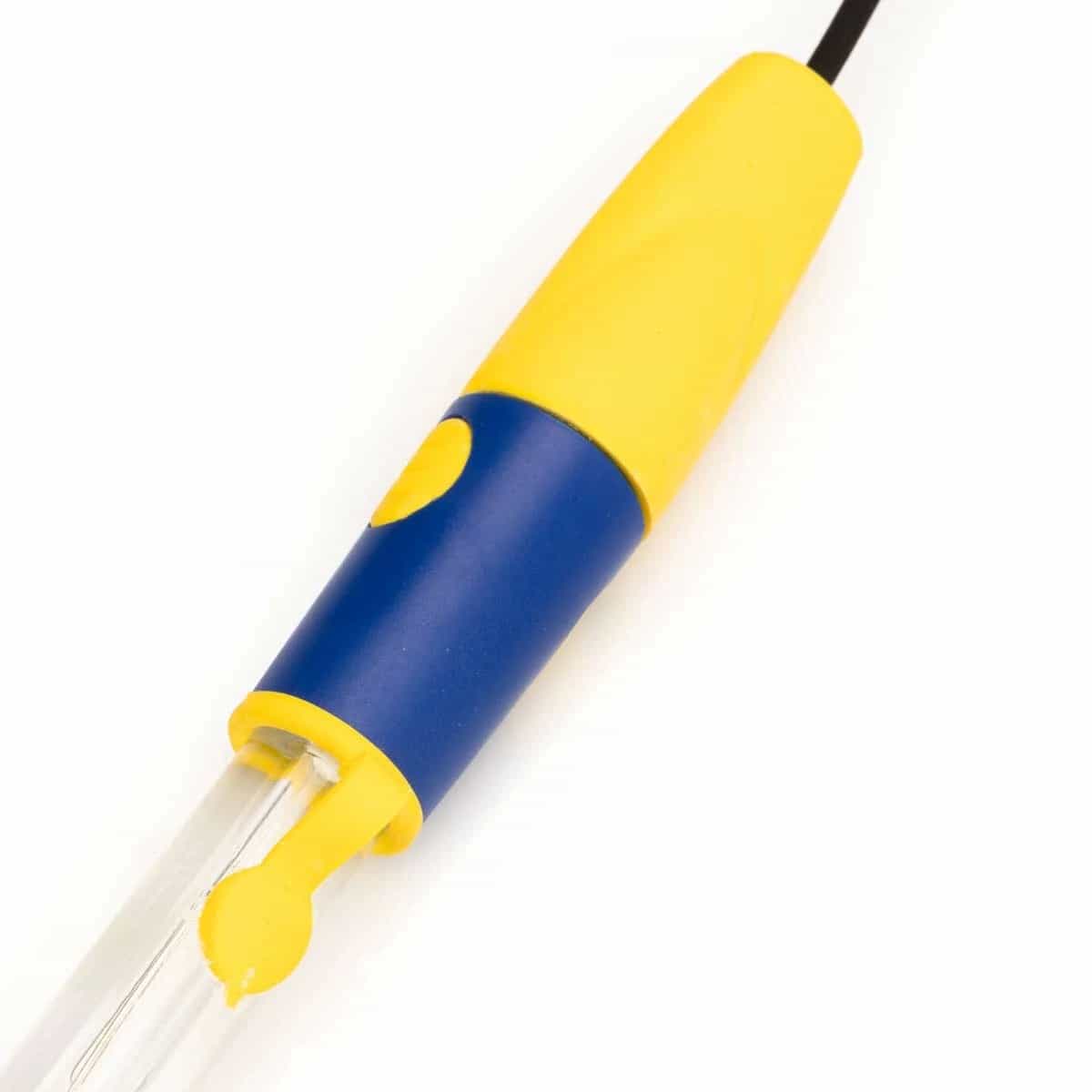 Zbliżenie na żółto-granatowy korpus elektrody pH ETI i osadzoną w nim szklaną bańkę pomiarową (miniatura)