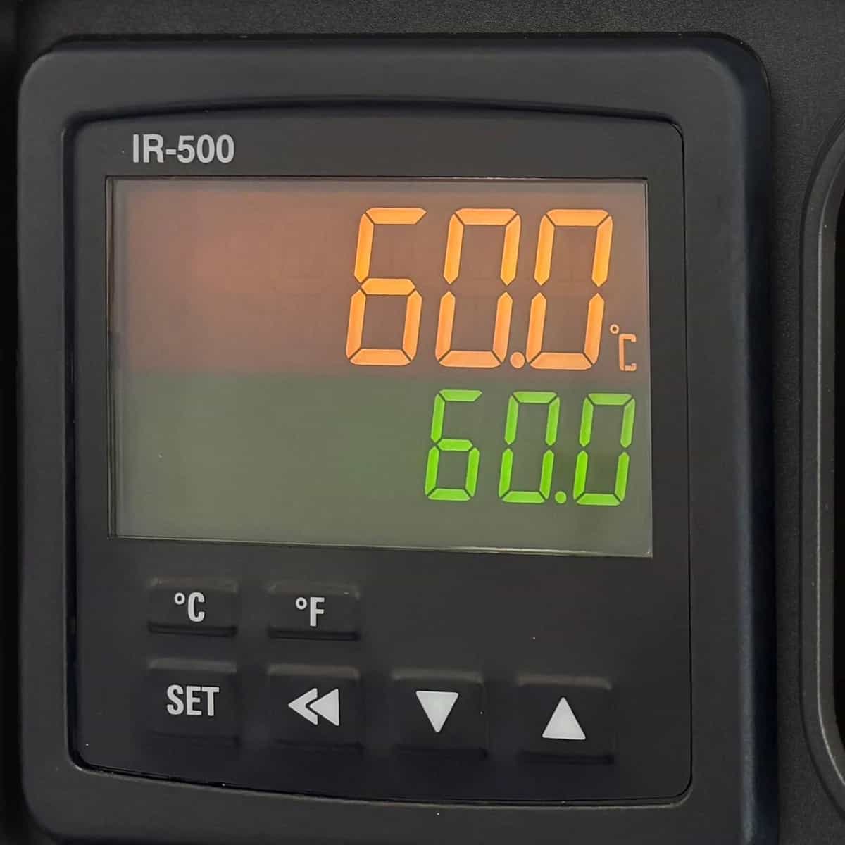Zbliżenie panelu sterowania kalibratora ETI IR-500 z temperaturą zadaną i bieżącą (miniatura)