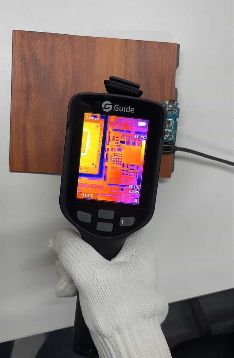 Pomiar temperatury płytki elektroniki kamerą Guide E3S (miniatura)