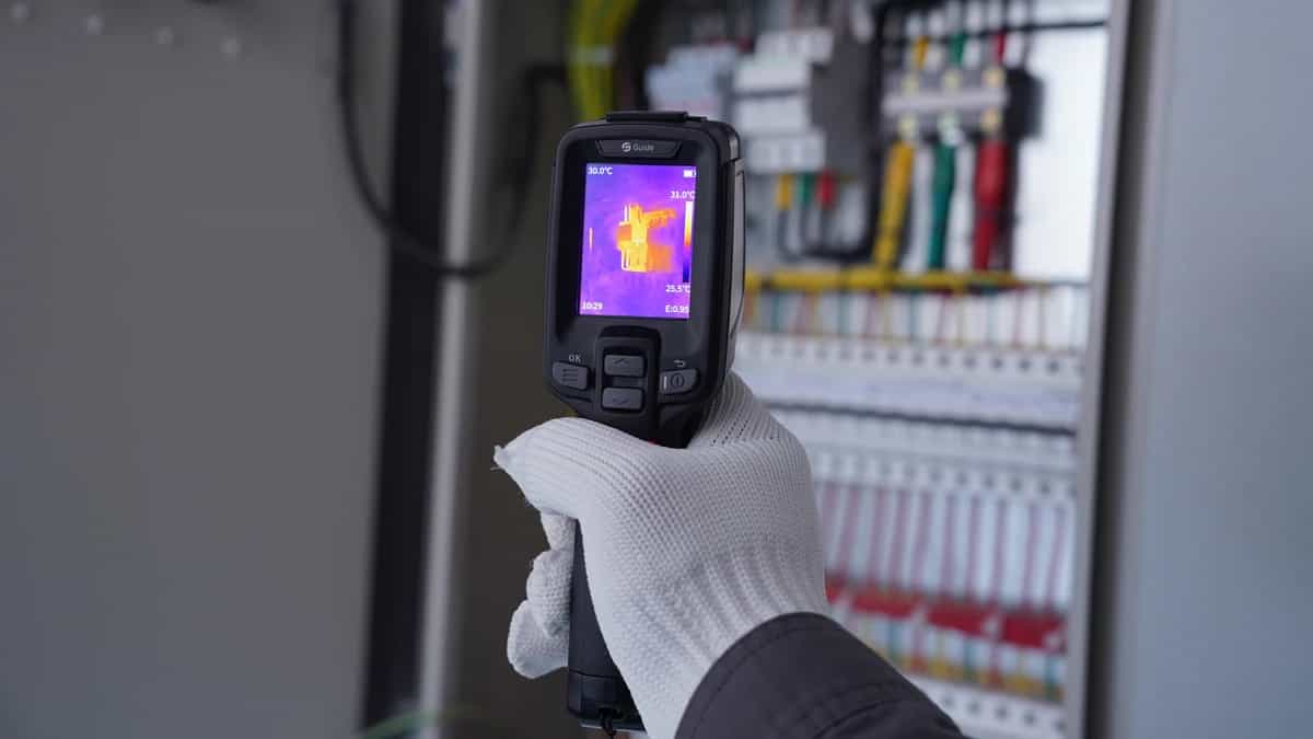 Kamera Guide serii EasIR i telefon z aplikacją FocusIR pokazujące ten sam termogram (miniatura)