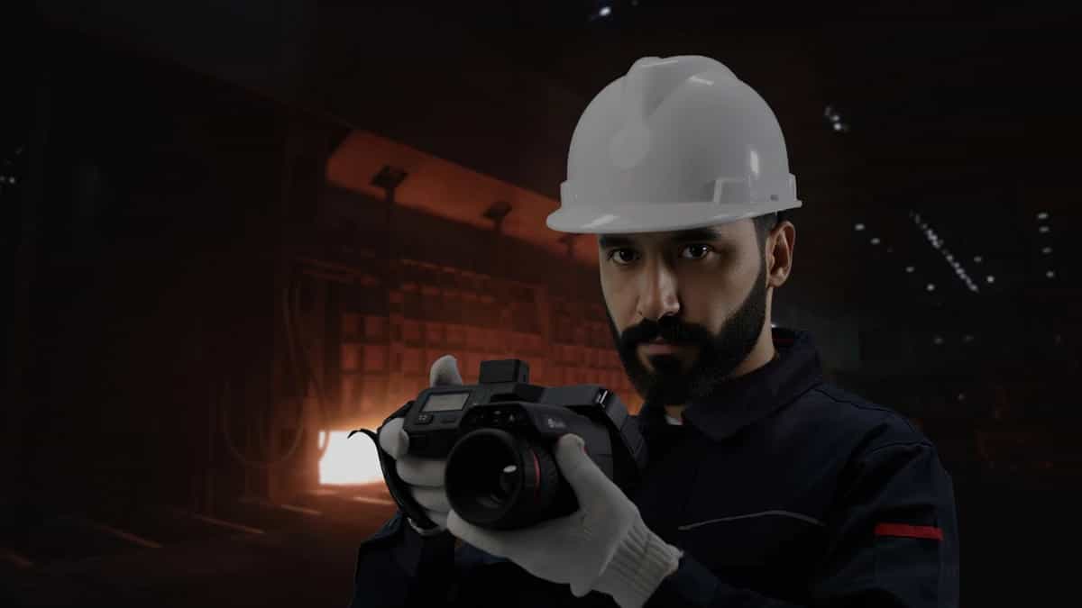 Operator z kamerą Guide serii PT II w ciemnej hali przemysłowej (miniatura)