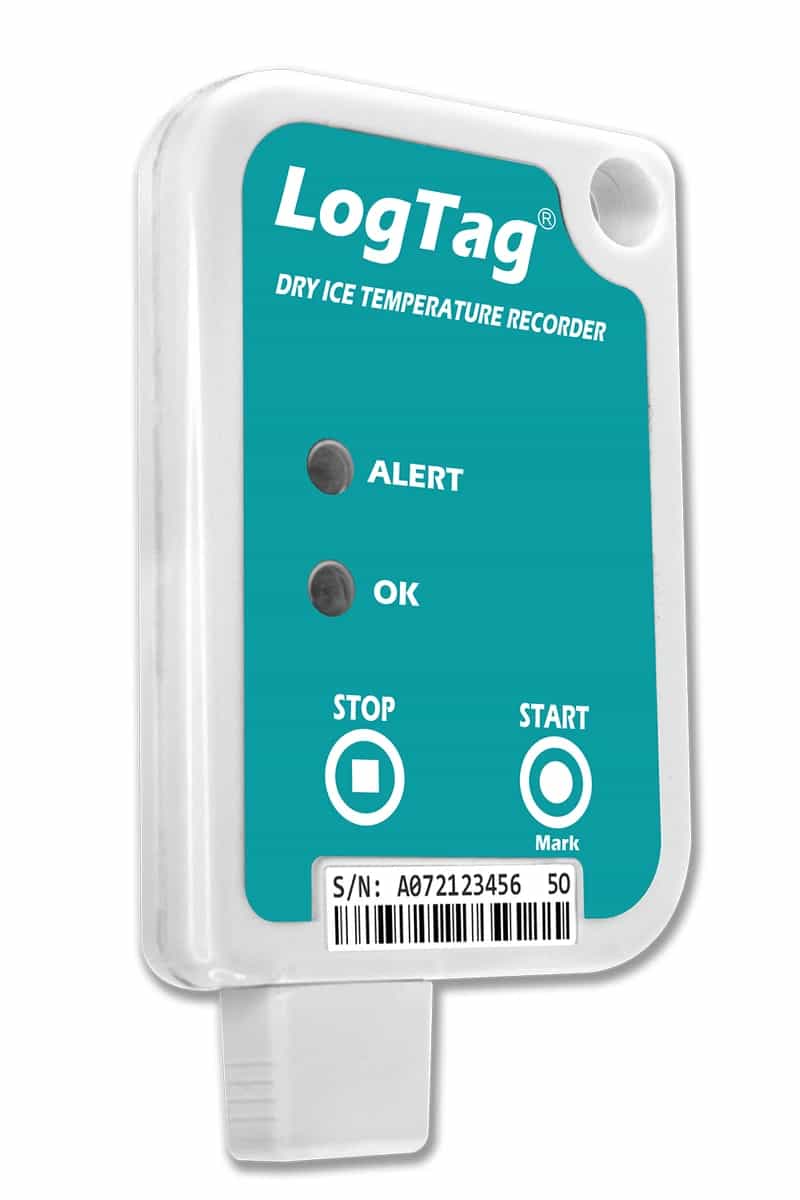 Rejestrator LogTag TRIL-16U ujęty pod kątem, z założoną osłoną wtyku w dolnej części obudowy (miniatura)