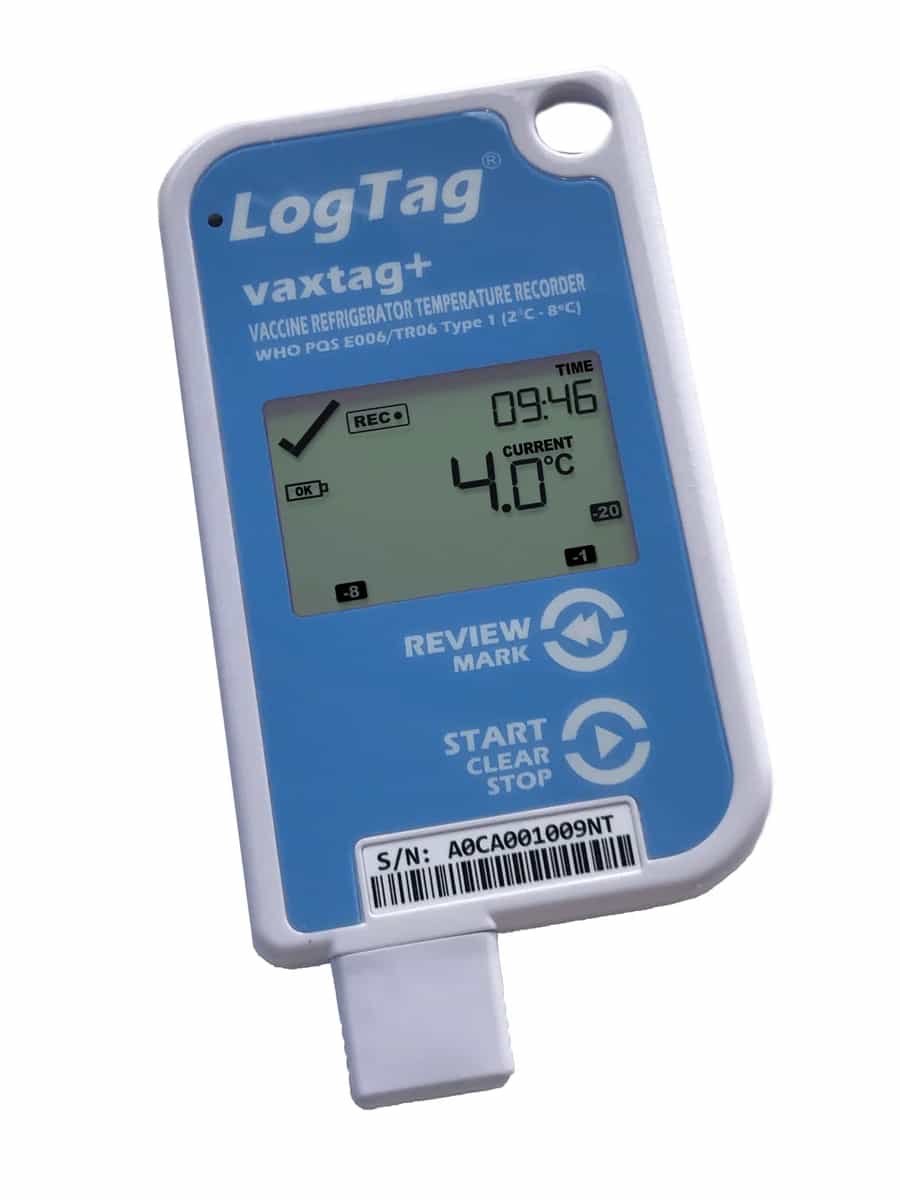 Rejestrator szczepionkowy LogTag VAXTAG+ ustawiony ukośnie, z widoczną grubością obudowy i osłoną złącza (miniatura)