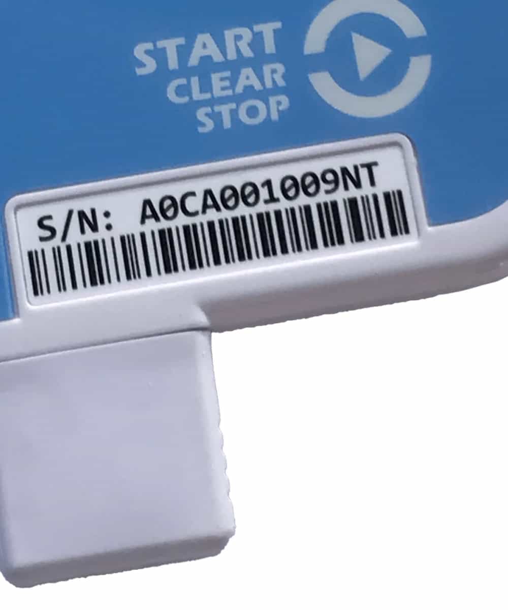 Zbliżenie osłony złącza USB rejestratora LogTag VAXTAG+ oraz tabliczki z numerem seryjnym (miniatura)