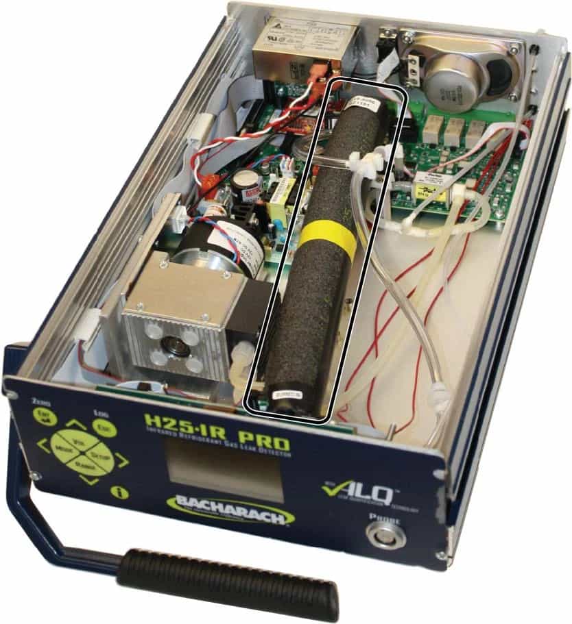 Wnętrze detektora MSA Bacharach H25-IR PRO z modułem optycznym, pompą i okablowaniem (miniatura)