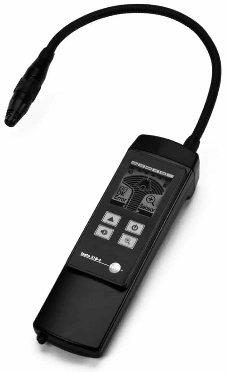 Detektor Testo 316-4 ustawiony pod kątem, z rozwiniętym giętkim wysięgnikiem sondy i klawiaturą pod wyświetlaczem (miniatura)