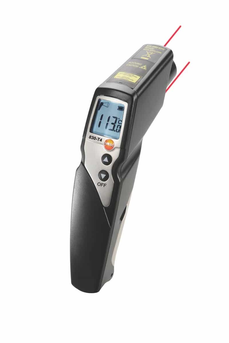 Termometr na podczerwień Testo 830-T4 skierowany w górę, z widocznym dwupunktowym celownikiem laserowym i odczytem na wyświetlaczu (miniatura)