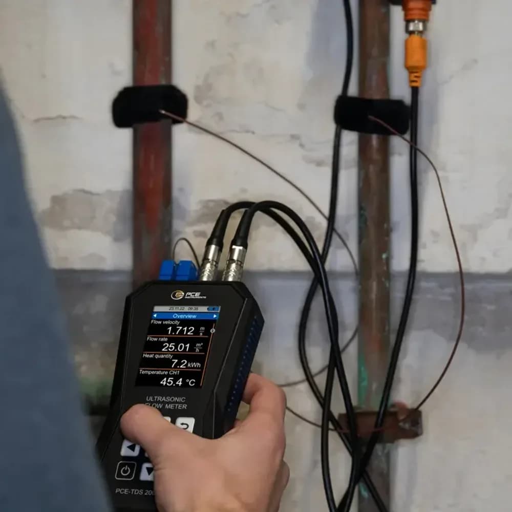 PCE-TDS 200+ podczas pomiaru przepływu i energii na zaizolowanej rurze