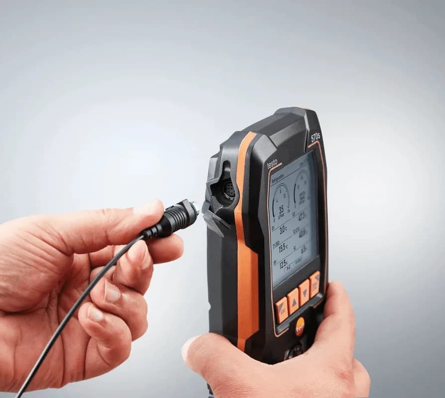 Technik podłączający sondę bezprzewodową do oprawy zaworowej Testo 570s