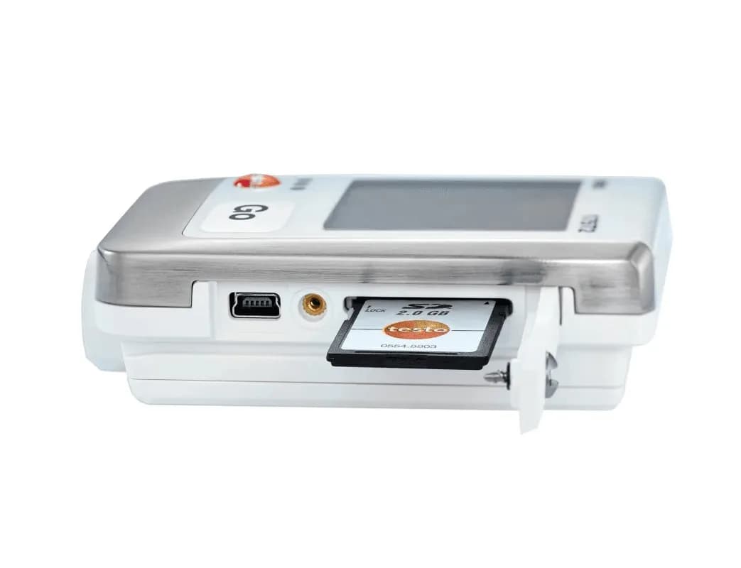 Bok rejestratora Testo 175 T2 z gniazdem mini USB i slotem na kartę SD