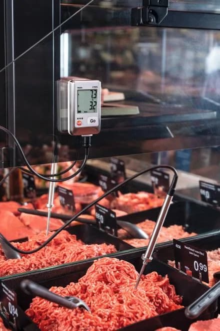 Rejestrator Testo 175 T2 zamontowany w ladzie chłodniczej z sondą zewnętrzną w mięsie mielonym