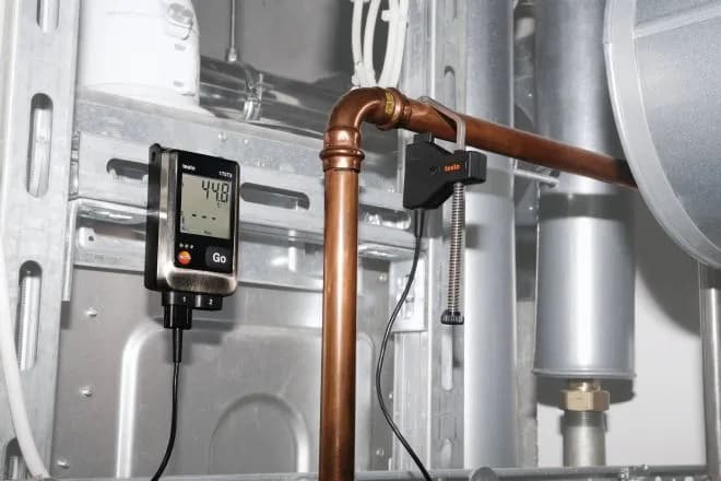 Rejestrator Testo 175 T3 zamontowany przy miedzianej rurze instalacji grzewczej